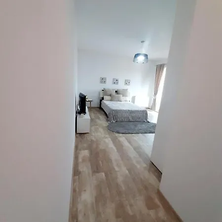 White Studio Apartment Pitesti