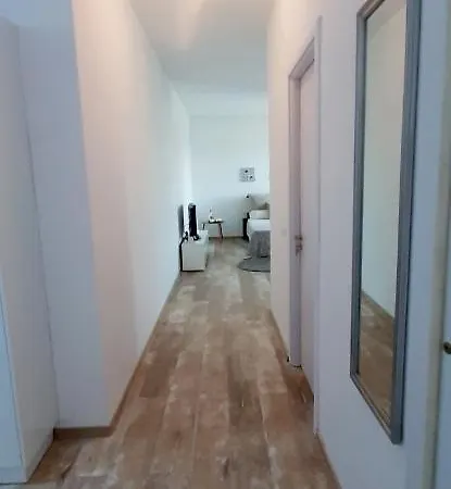 White Studio Apartment Pitesti