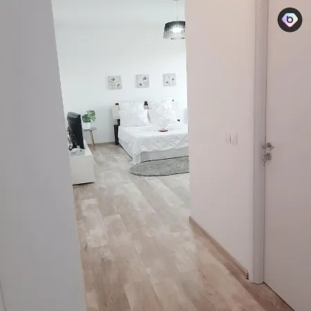 White Studio Apartment Pitesti